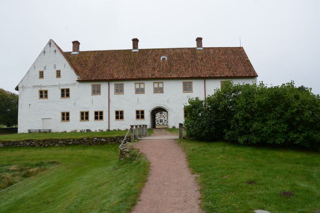 Huize Ivicke: The Abandoned Manor Haunting Wassenaar